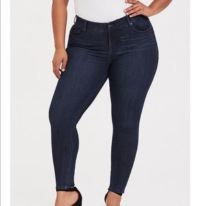 TORRID PREMIUM STRETCH BOMBSHELL SKINNY JEAN